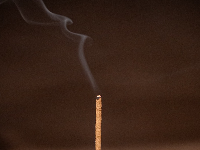 立ち上る煙と線香